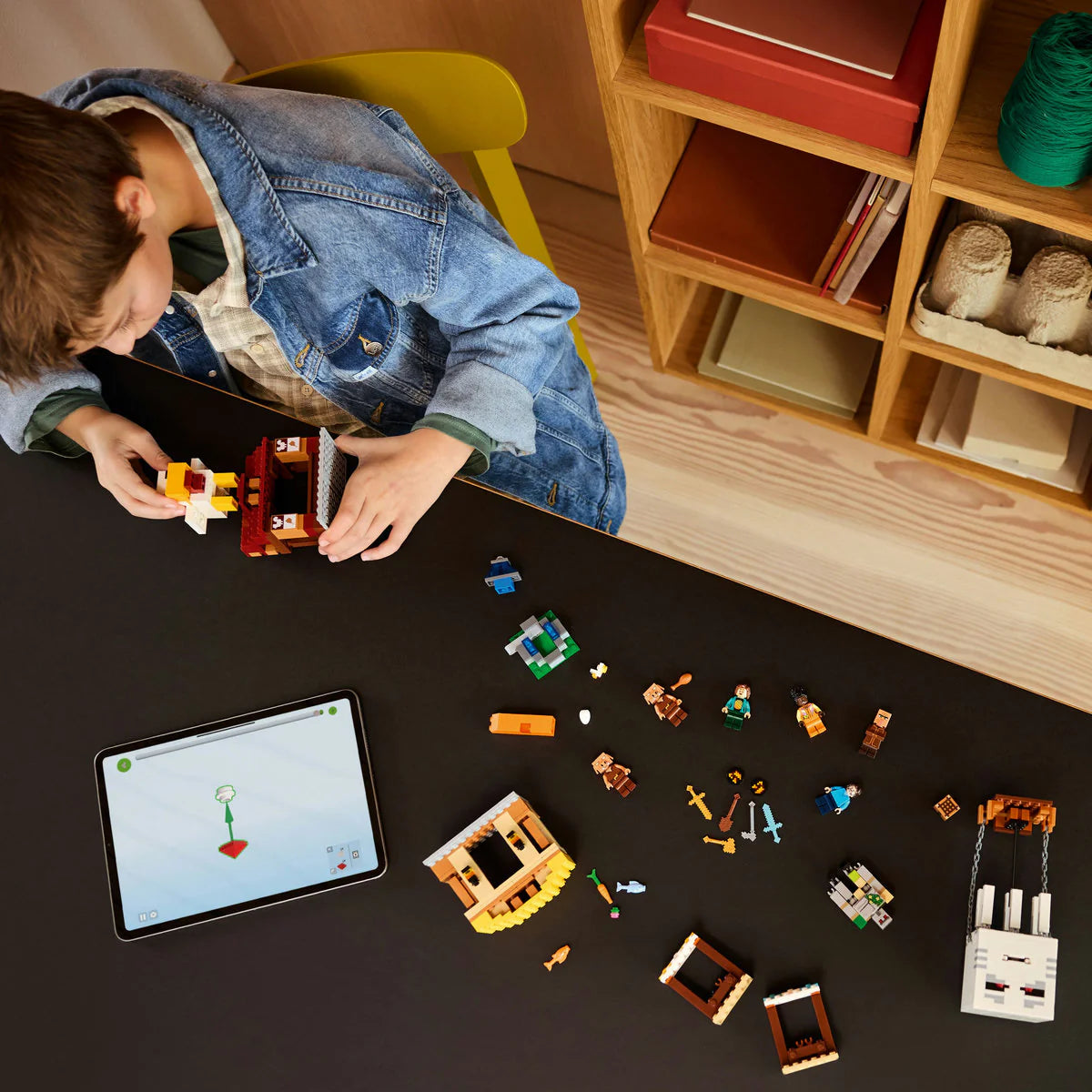 LEGO 21273 Нападението на огнения призрак-балон в селото
