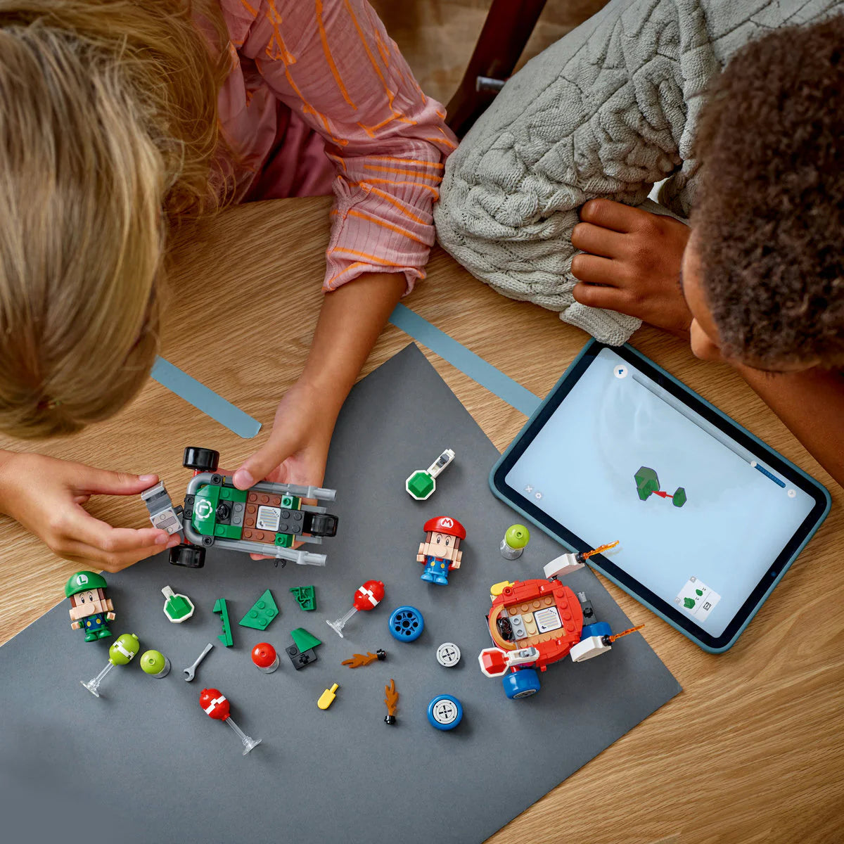 LEGO 72034 Mario Kart Baby Mario срещу Baby Luigi
