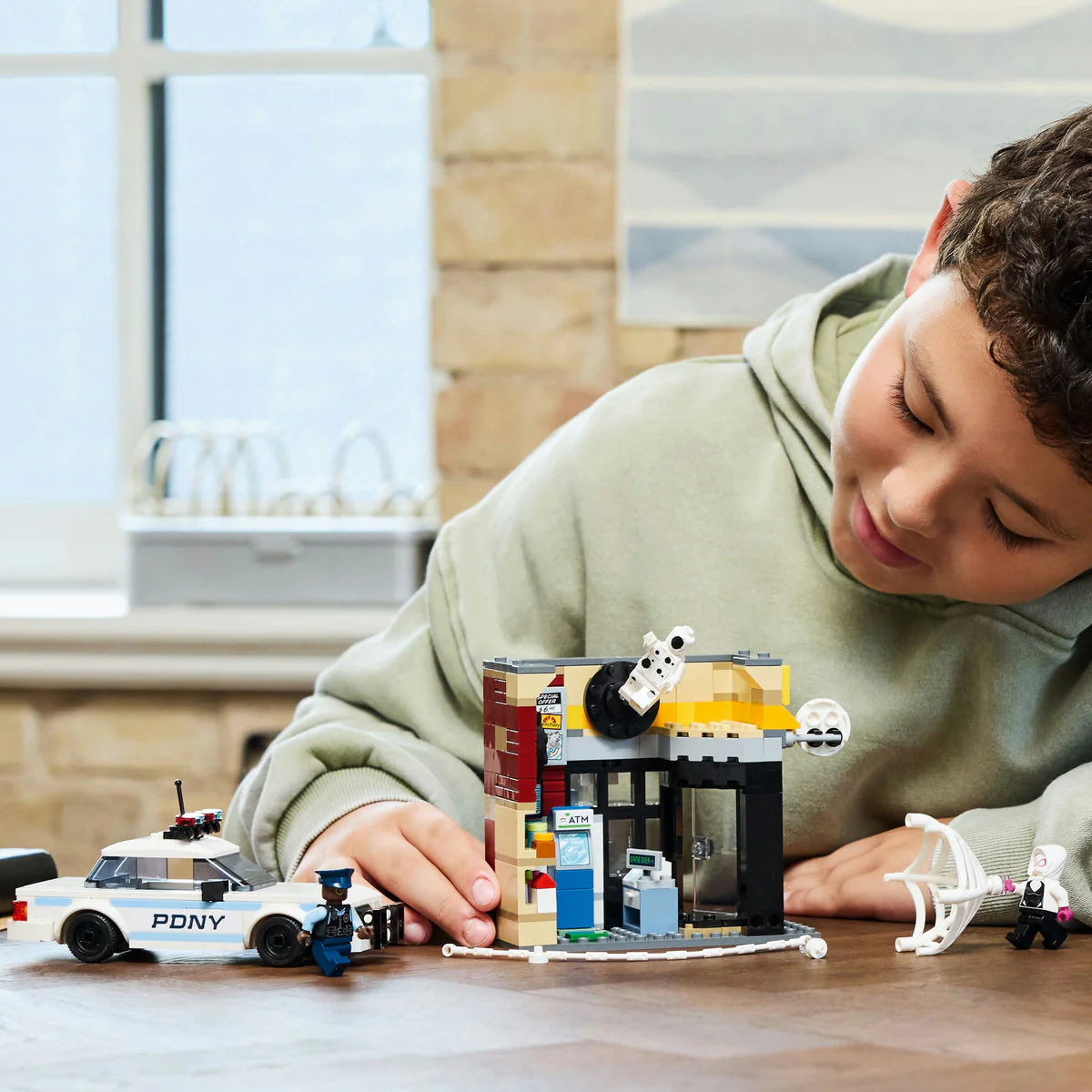 LEGO 76311 Майлс Моралес срещу Петното