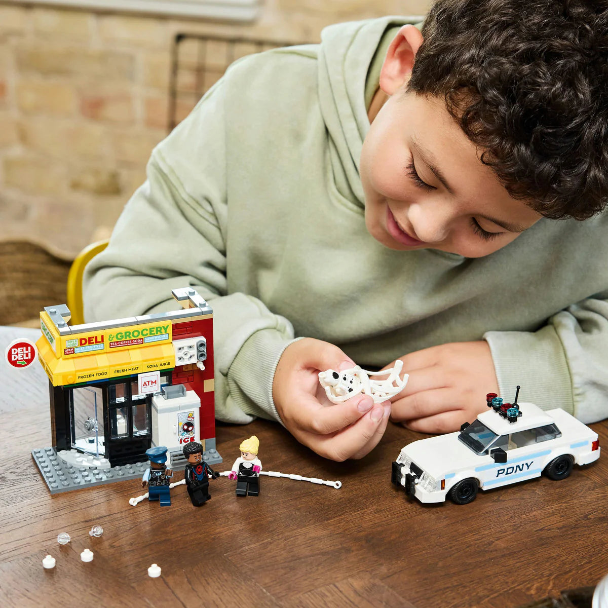 LEGO 76311 Майлс Моралес срещу Петното