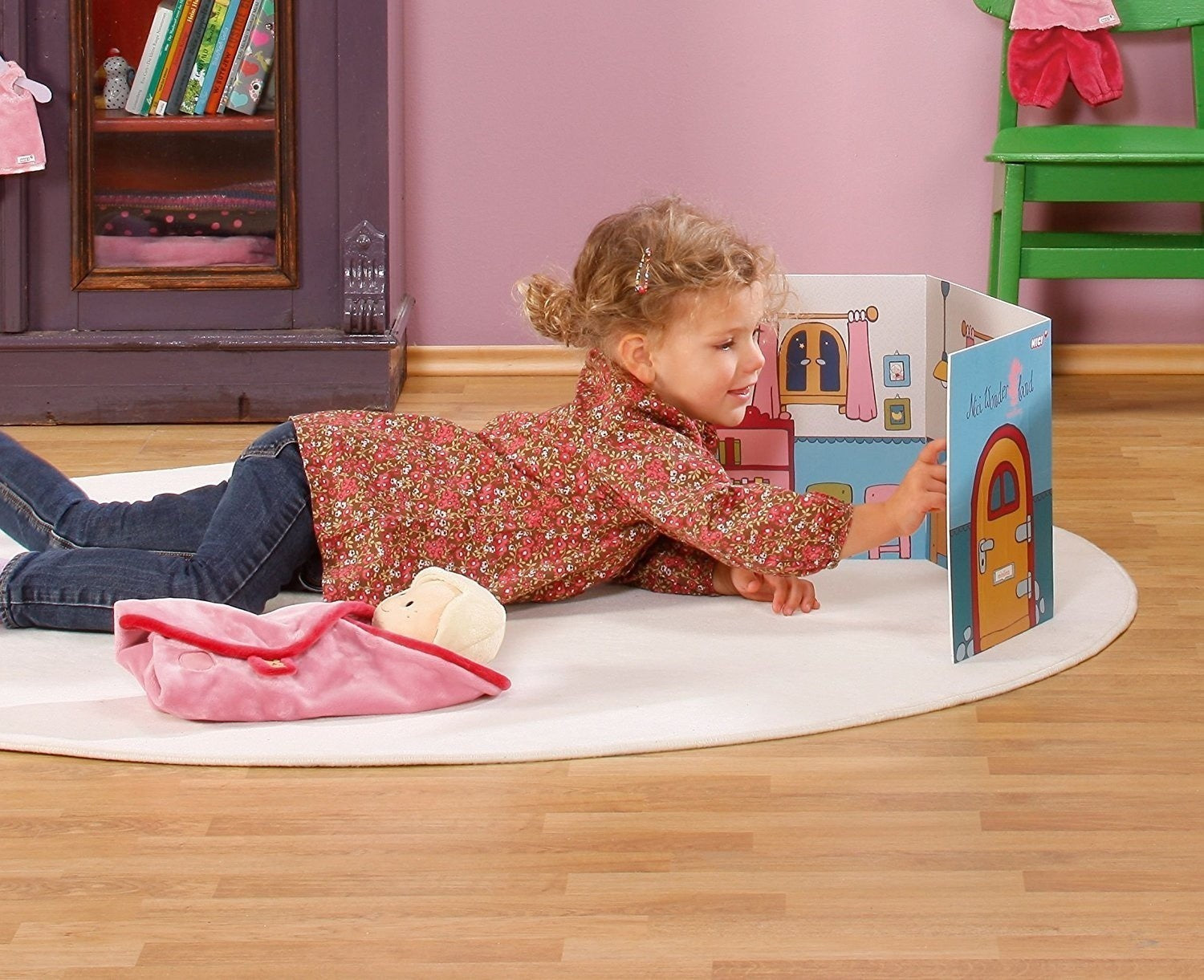 Картонена къща за игра със стикери
