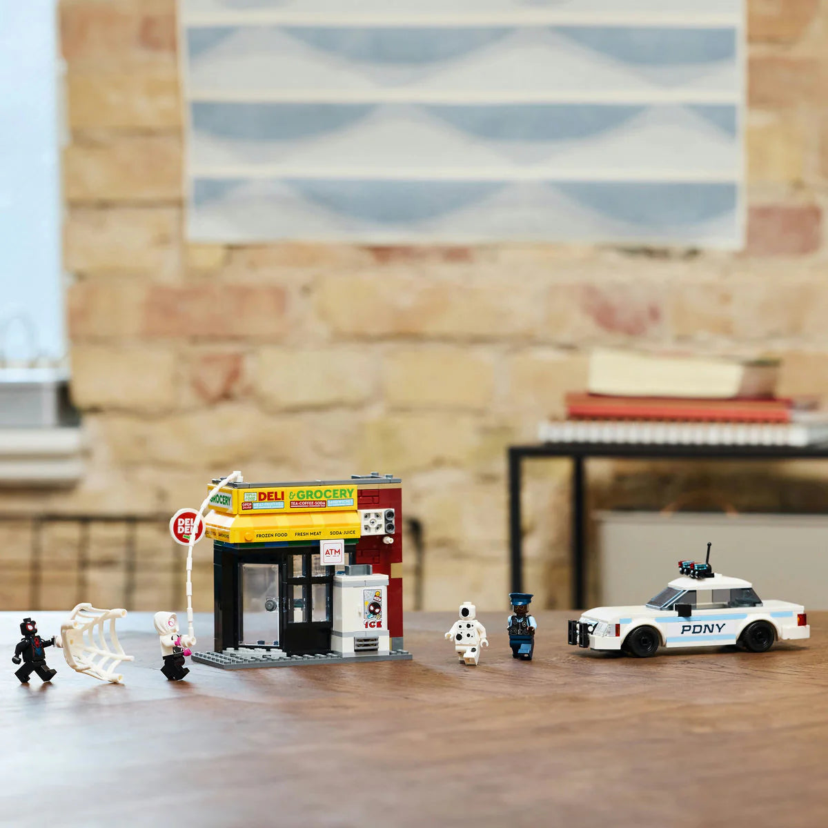 LEGO 76311 Майлс Моралес срещу Петното